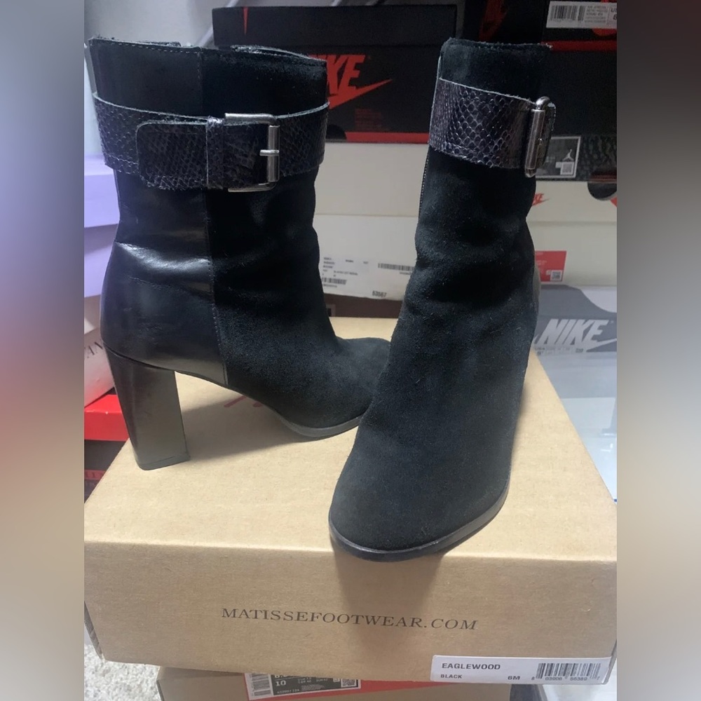 matisse Suede Blk Upper Ankle boots Woman size 6. Pre owned Great Condition